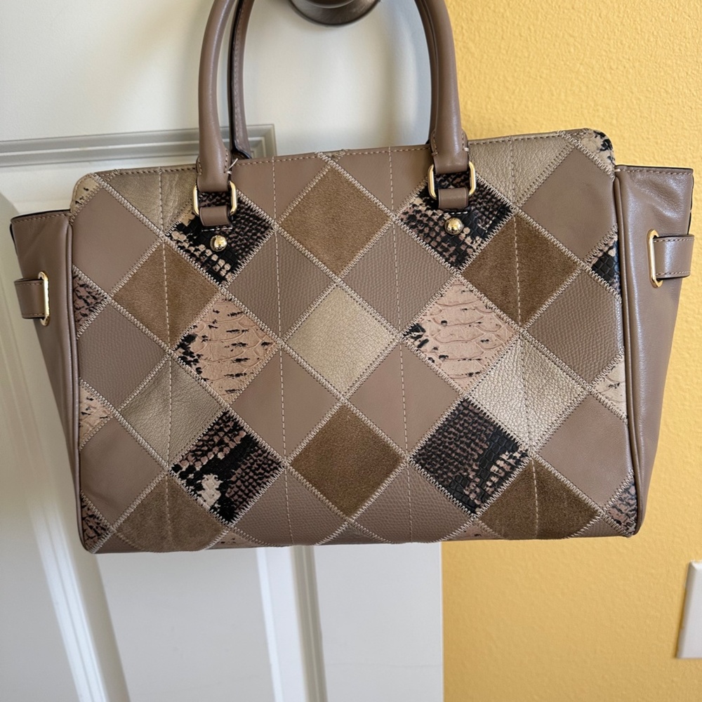 Coach Handbag in Lamb Skin Leather - Picture 3 of 16